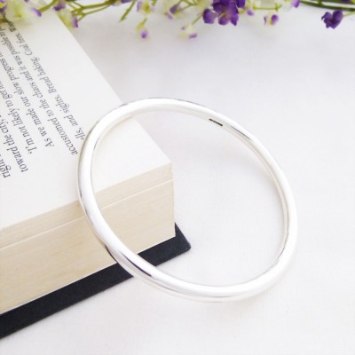Isabeau Round cross section womens solid silver classical bangle Isabeau Round cross section womens solid silver classical bangle