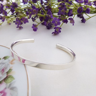 Alexa small size solid torque bangle for women with a flat exterior duitable for ladies and maidens with small size wrists Alexa small size solid torque bangle for women with a flat exterior duitable for ladies and maidens with small size wrists