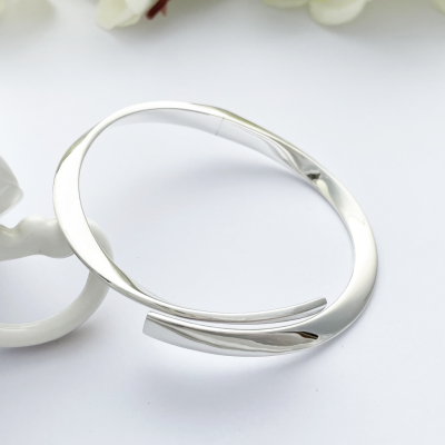 Odessa Ladies hinged bangle Odessa Ladies hinged bangle