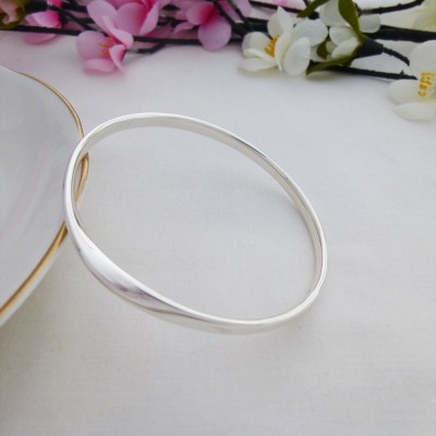 Trixie Large size bangle for larger wrist with a single twist made in the UK