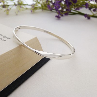 Trixie Large size bangle for larger wrist with a single twist made in the UK