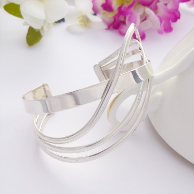 Alana wide wavy cuff Alana wide wavy cuff