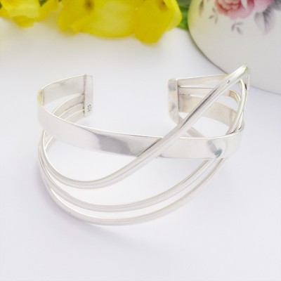 Alana wide wavy cuff