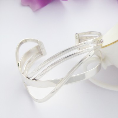 Alana wide wavy cuff