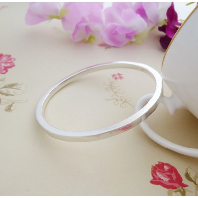 Antonia bangle for women with square shaped cross section Antonia bangle for women with square shaped cross section