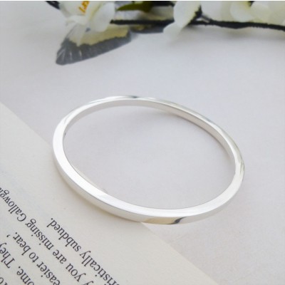 Antonia bangle for small wrists with a square section in solid silver Antonia bangle for small wrists with a square section in solid silver