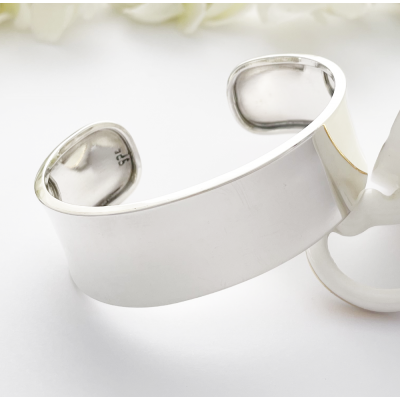 Chunky torque cuff bracelet bangle in 925 sterling silver with a higly polished finish Chunky torque cuff bracelet bangle in 925 sterling silver with a higly polished finish