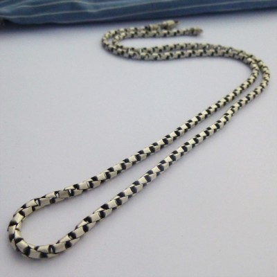 Darwin Mens Box Chain