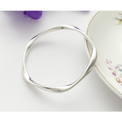 large size ladies payton bangle with 5 twists in solid silver