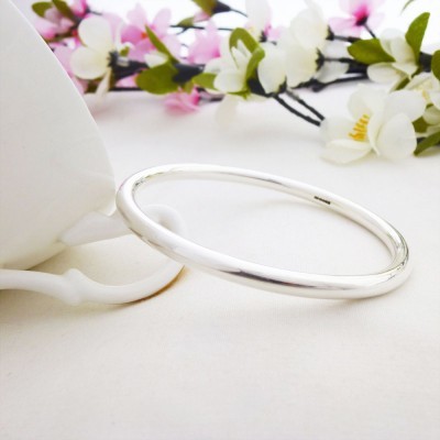 Round cross section solid silver bangle