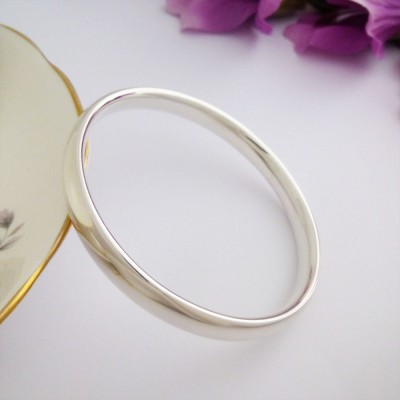 Mya large solid silver bangle engraved and personalised in the UK with oval cross section Mya large solid silver bangle engraved and personalised in the UK with oval cross section