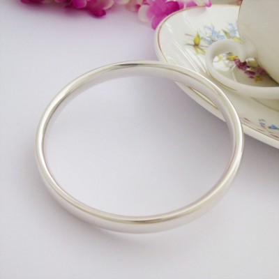 Mya large solid silver bangle engraved and personalised in the UK with oval cross section Mya large solid silver bangle engraved and personalised in the UK with oval cross section