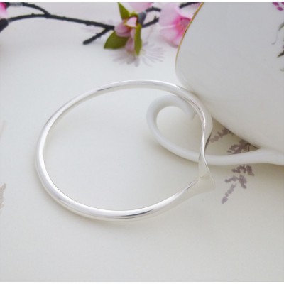 Talia shaped silver bangle