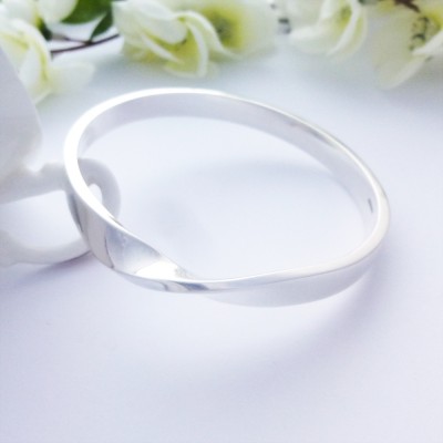 Tawny Chunky ladies bangle with a single twist and wide fit