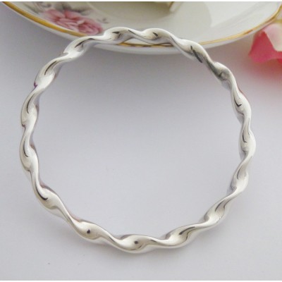 Tia small size twisted bangle bracelet for ladies with smaller wrist sizes