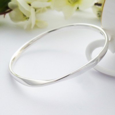 Trixie Large size bangle for larger wrist with a single twist made in the UK