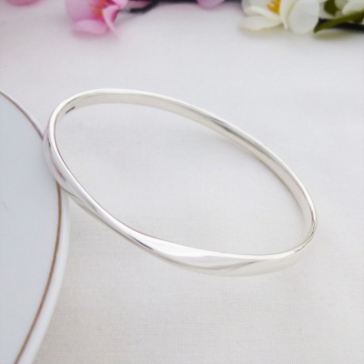 Trixie Large size bangle for larger wrist with a single twist made in the UK